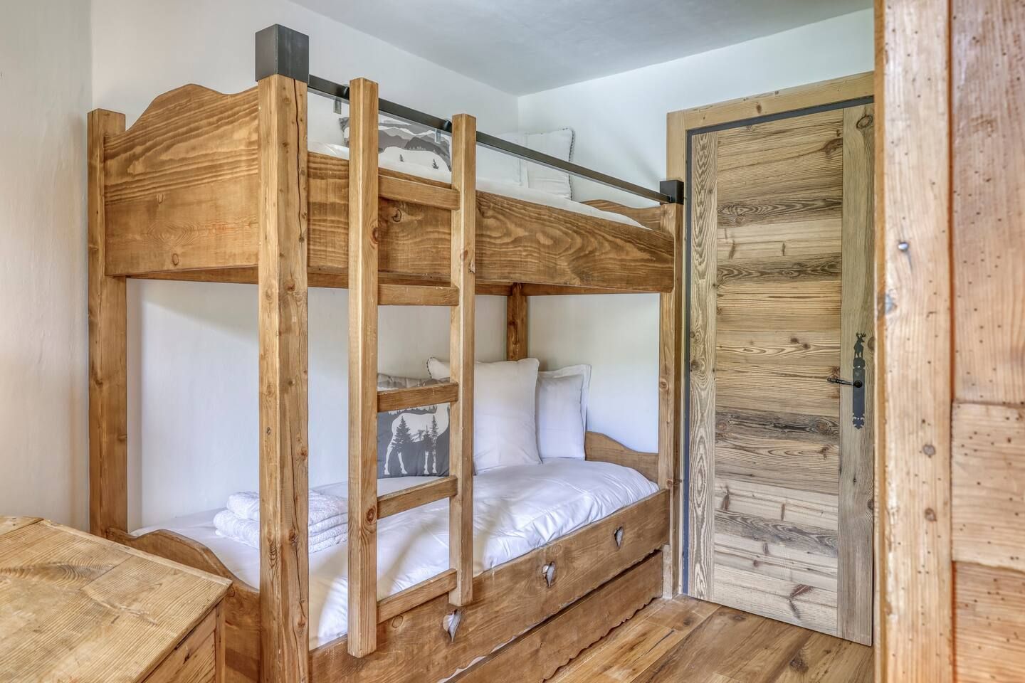  Chambre avec deux lits simples superposés des appartements de la résidence Les Silènes.