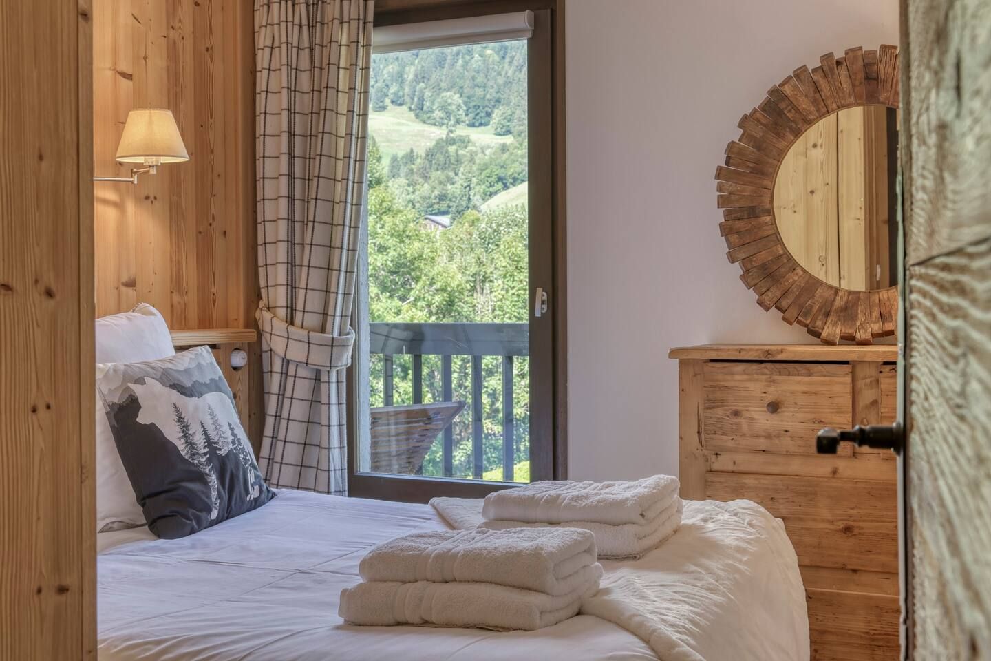 Chambre et vue sur les vallées à la résidence Les Silènes.