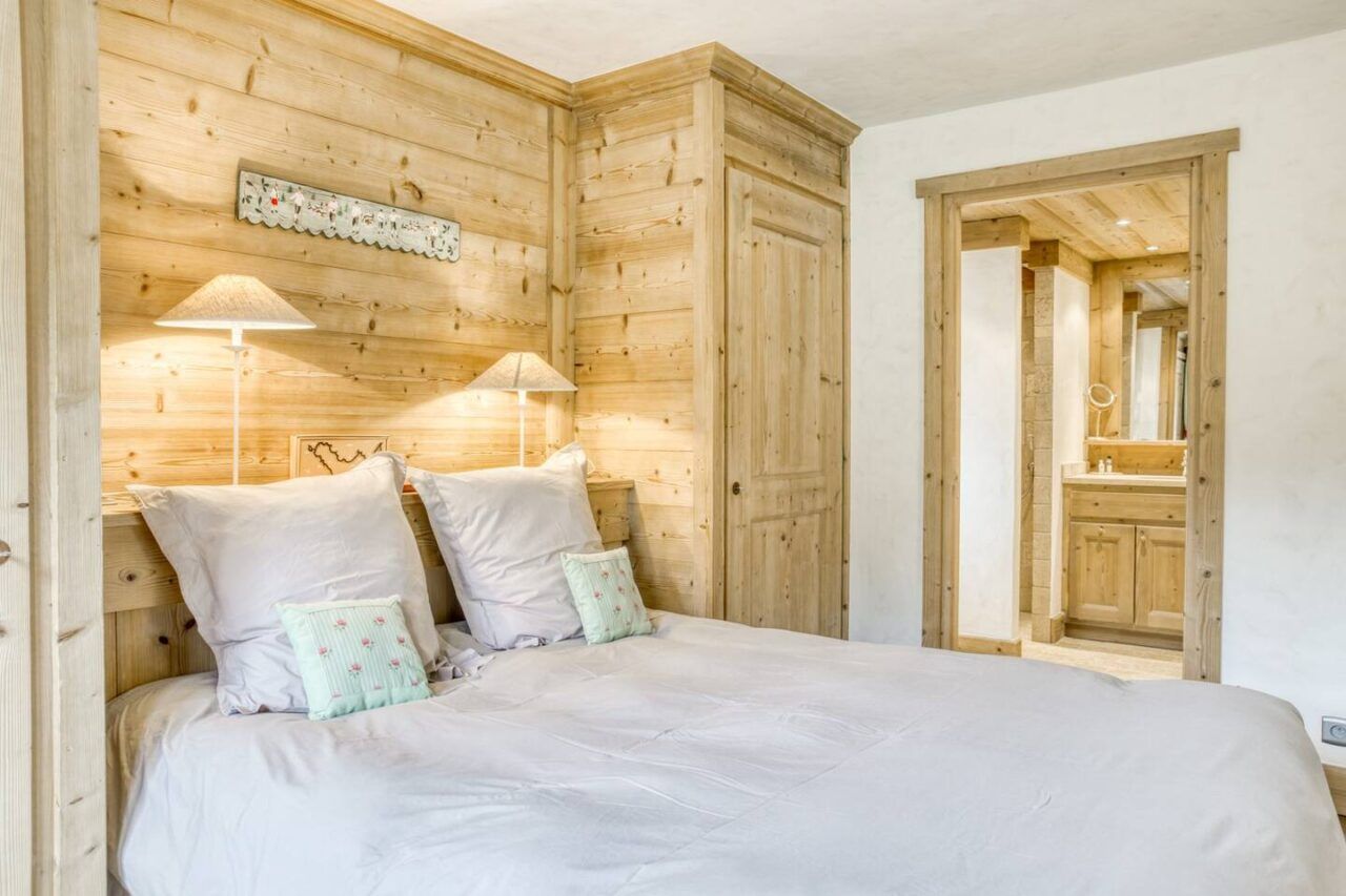 Seconde chambre avec grand lit.