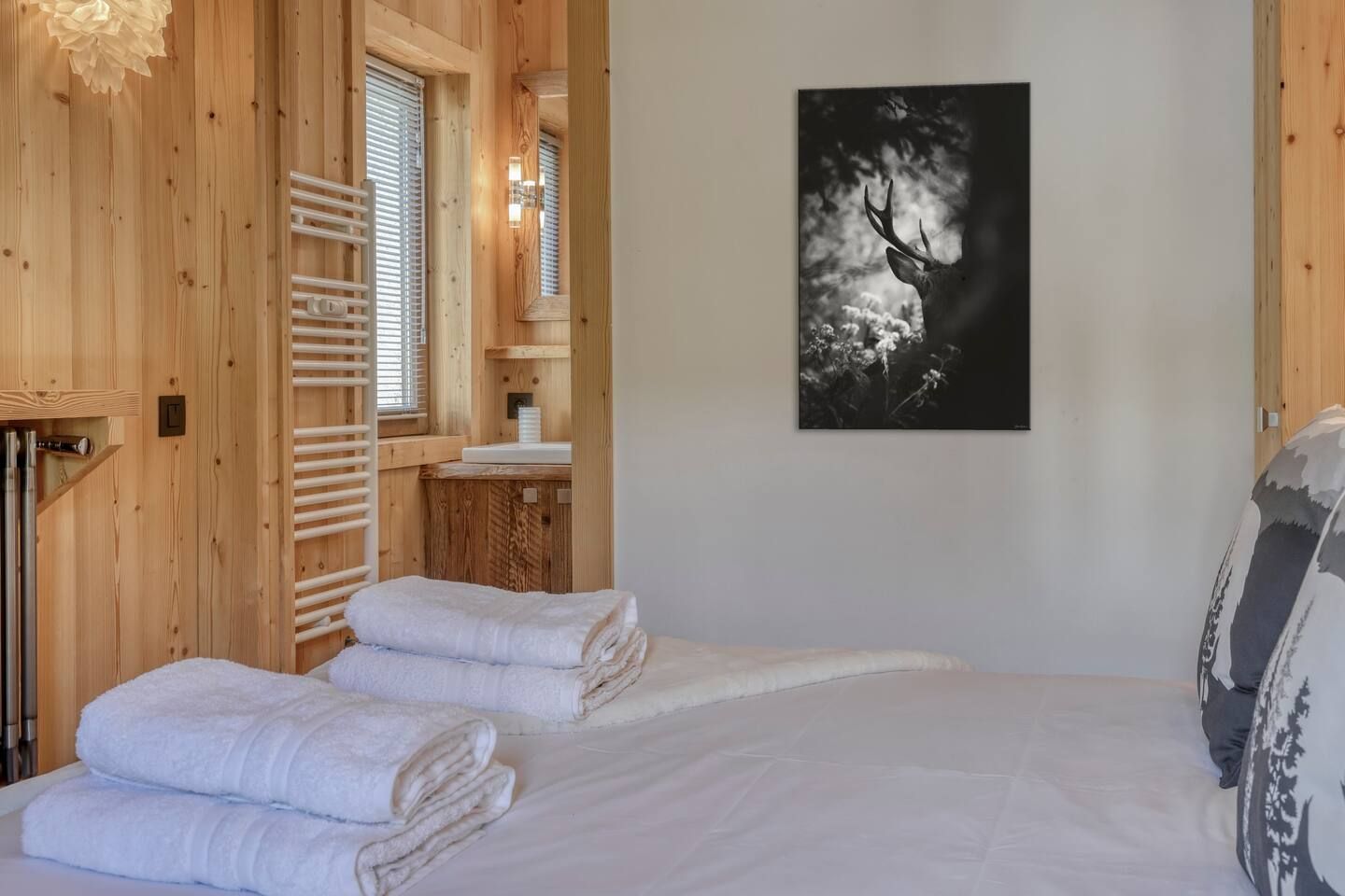 Chambre et salle de bains des appartements de la résidence Les Silènes.