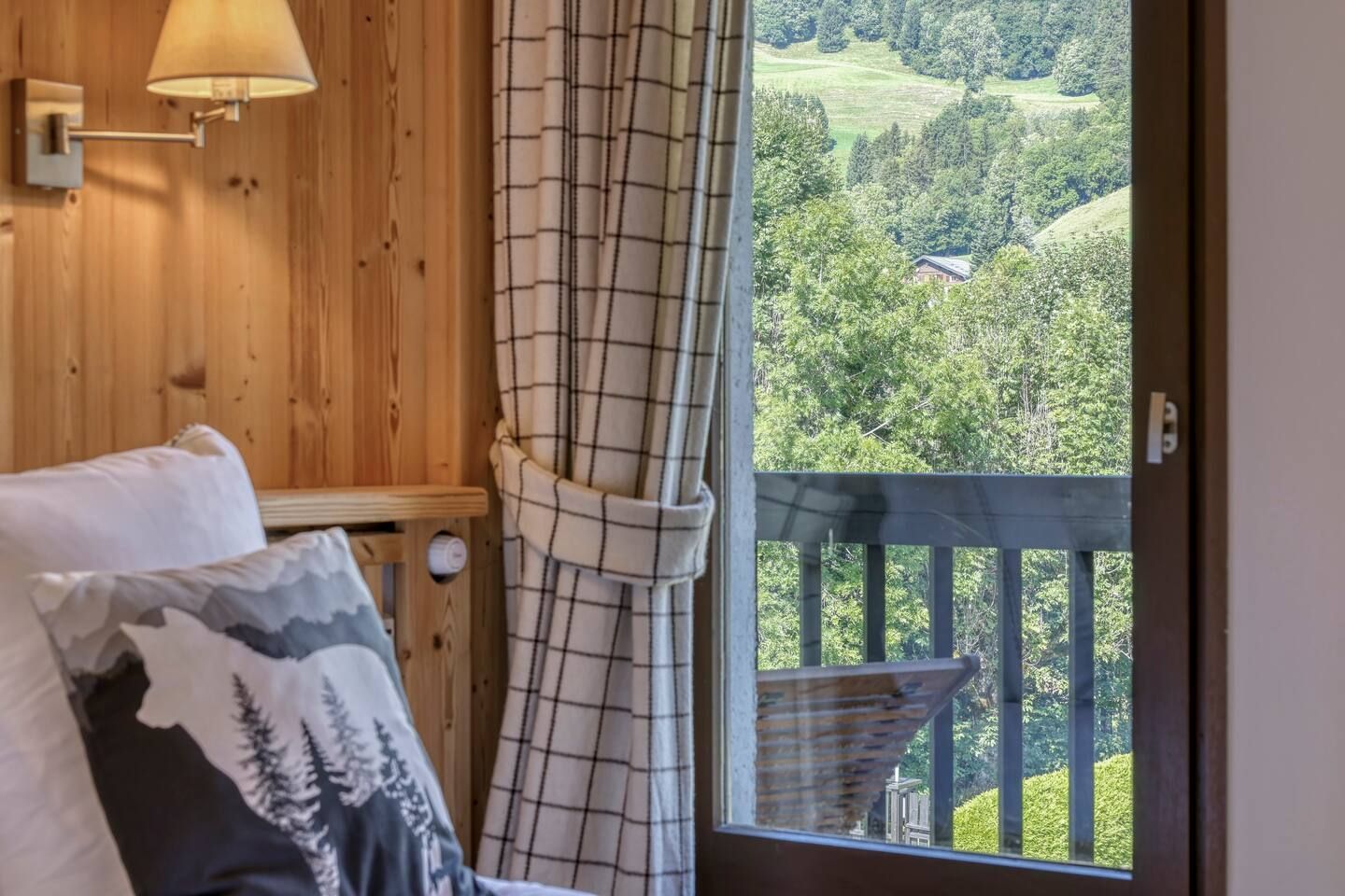 Chambre et vue sur les extérieurs des appartements de la résidence Les Silènes.