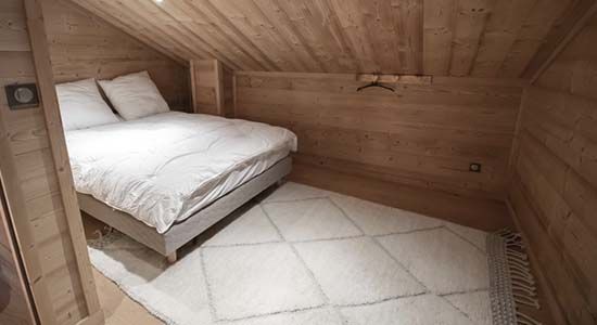 Chambre avec lit double du chalet qui chuchote.