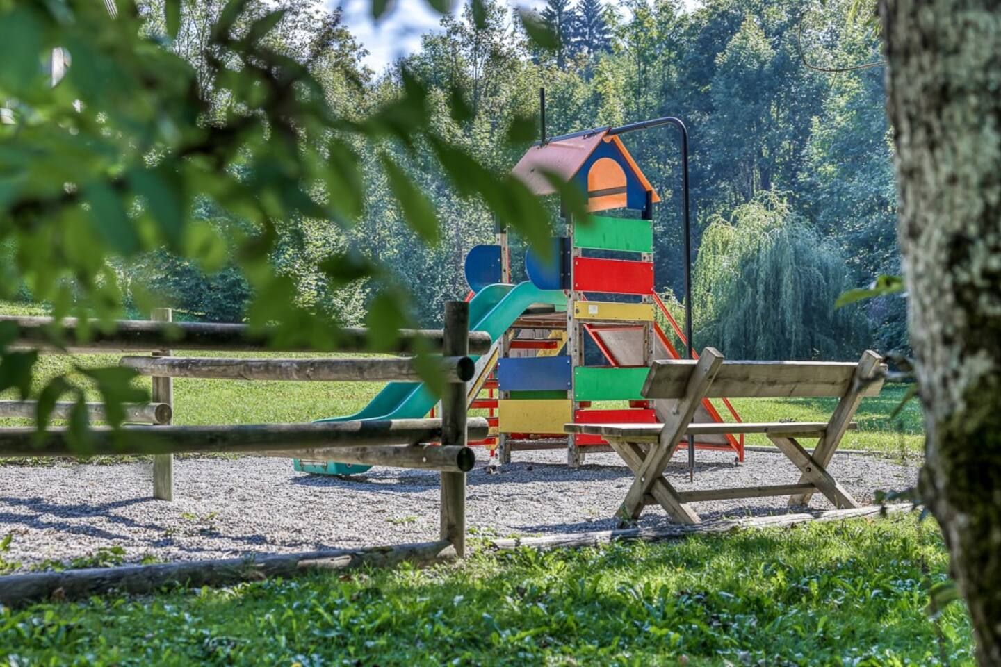 Aire de jeux pour enfants à la résidence Les Silènes.