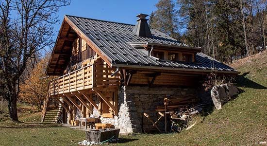 Extérieurs du chalet qui chuchote de côté.