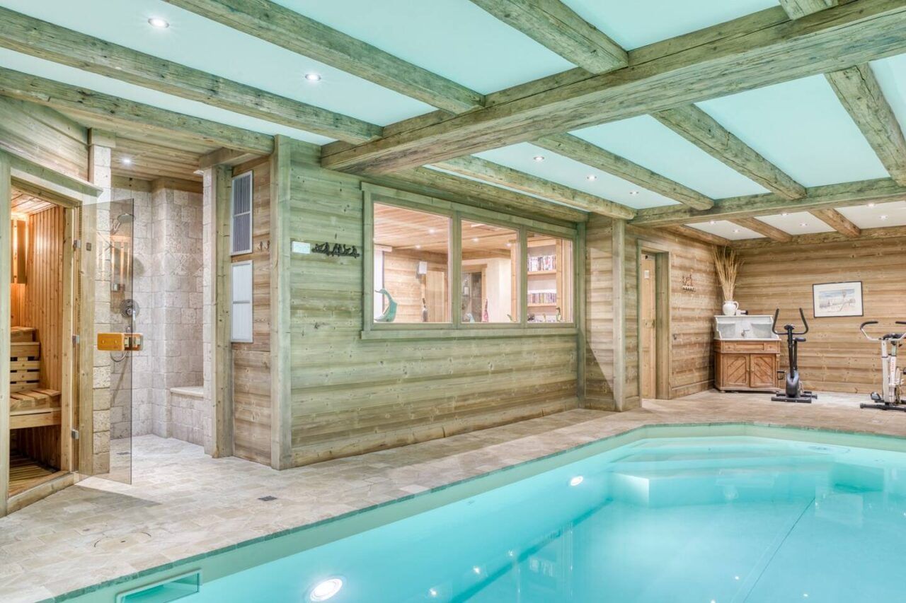 Piscine intérieure du chalet Mandarine Blanche et vue sur le sauna.