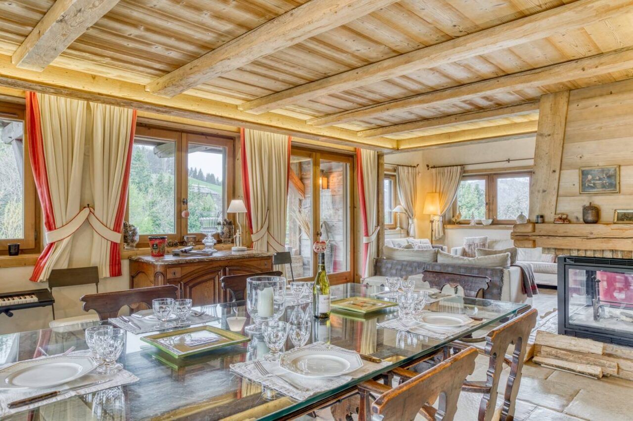 Salle à manger spacieuse et grande cheminée moderne.