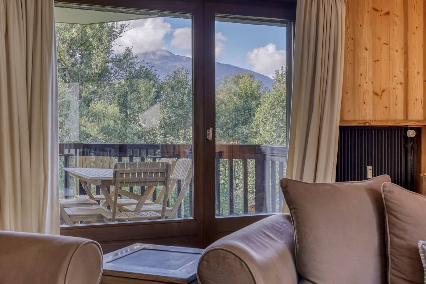 Vue sur le balcon depuis le salon.