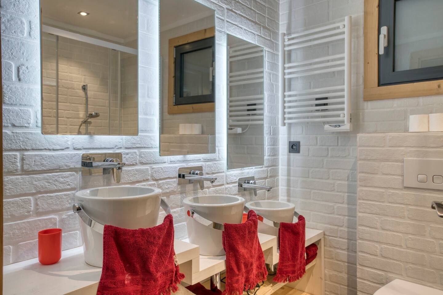 Salle de bains du dortoir du Chalet W à Saint-Gervais-les-Bains. 