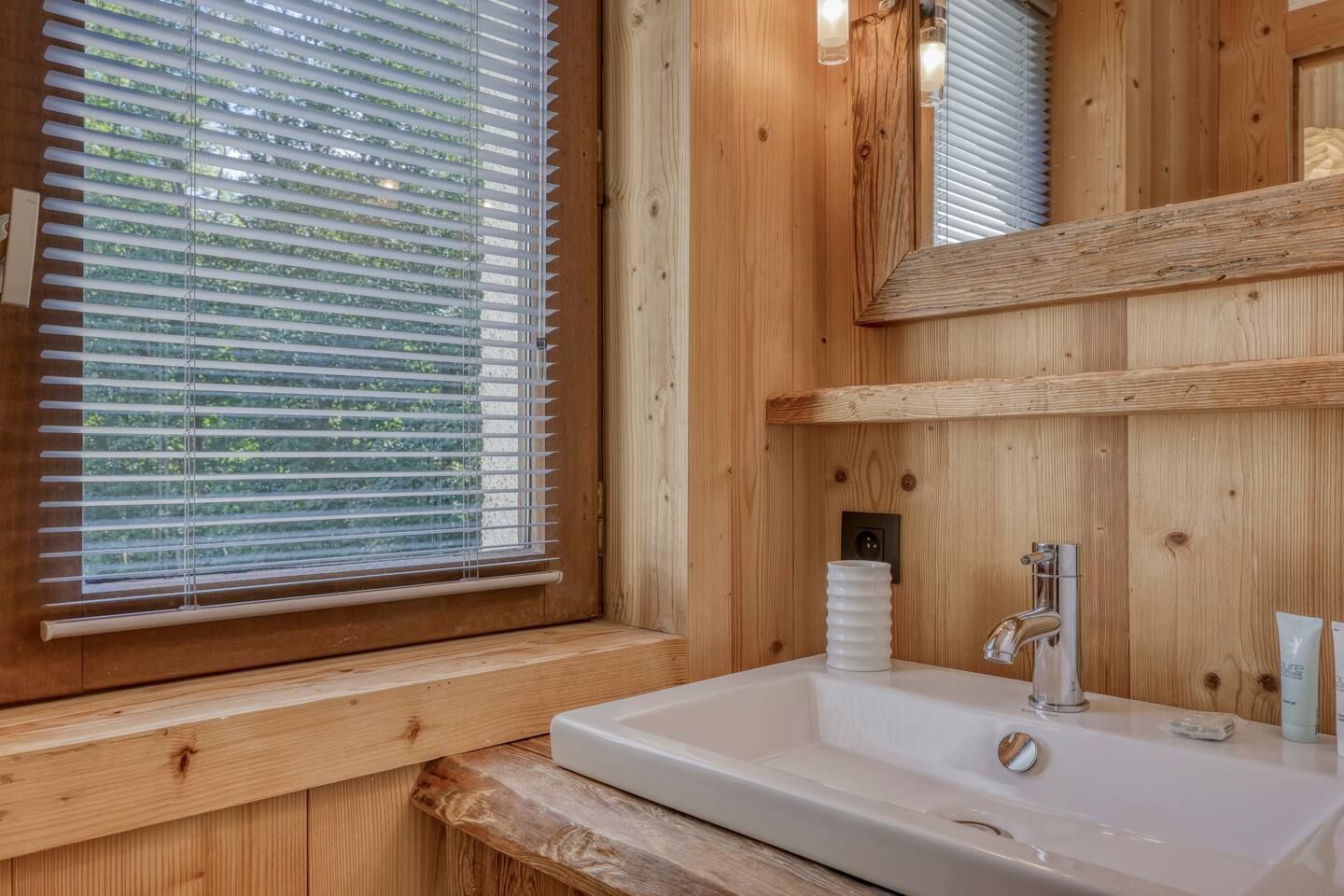 Salle de bain des appartements de la résidence Les Silènes.