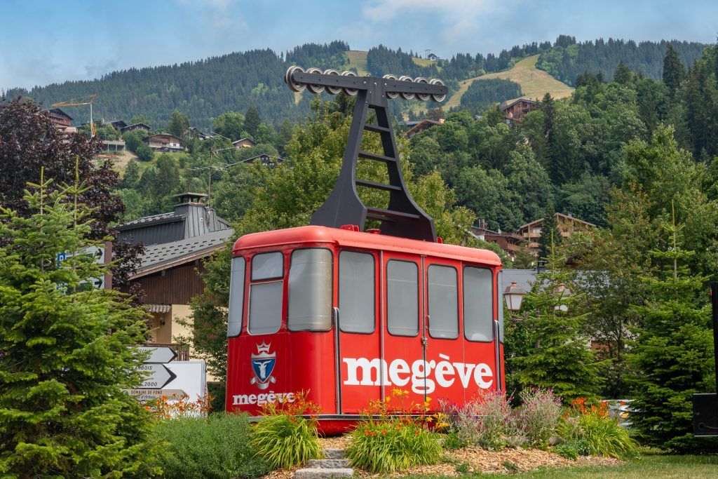 Télécabine rouge dans les vallées de Mégève.