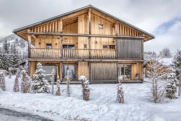 Vue sur le chalet.