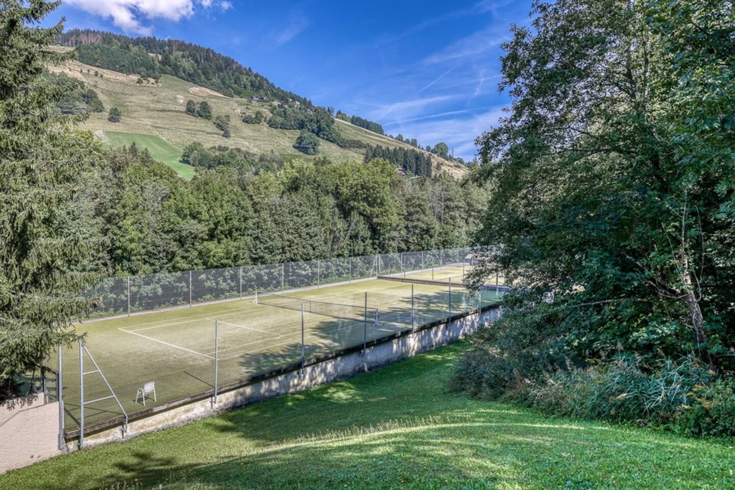 Vue sur le terrain de tennis de la résidence Les Silènes.