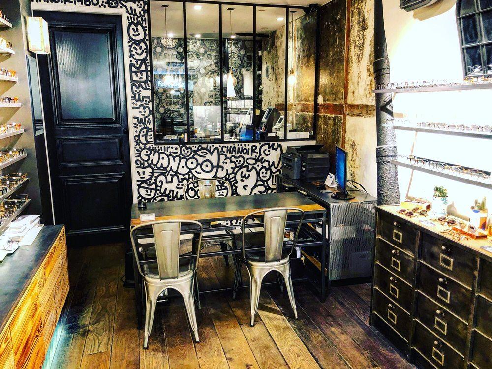 Boutique retrovision avec bureau et cloison vitrée