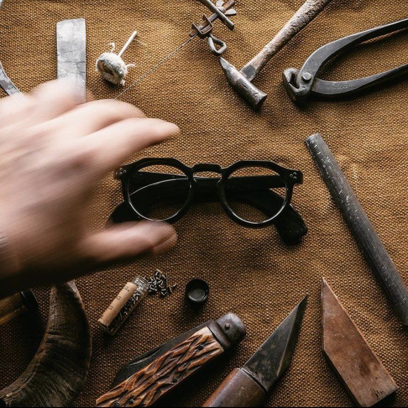 Paire de lunettes et outils