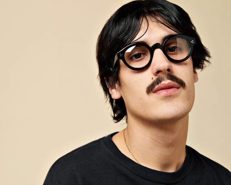 Paires de lunettes et outils de lunetier