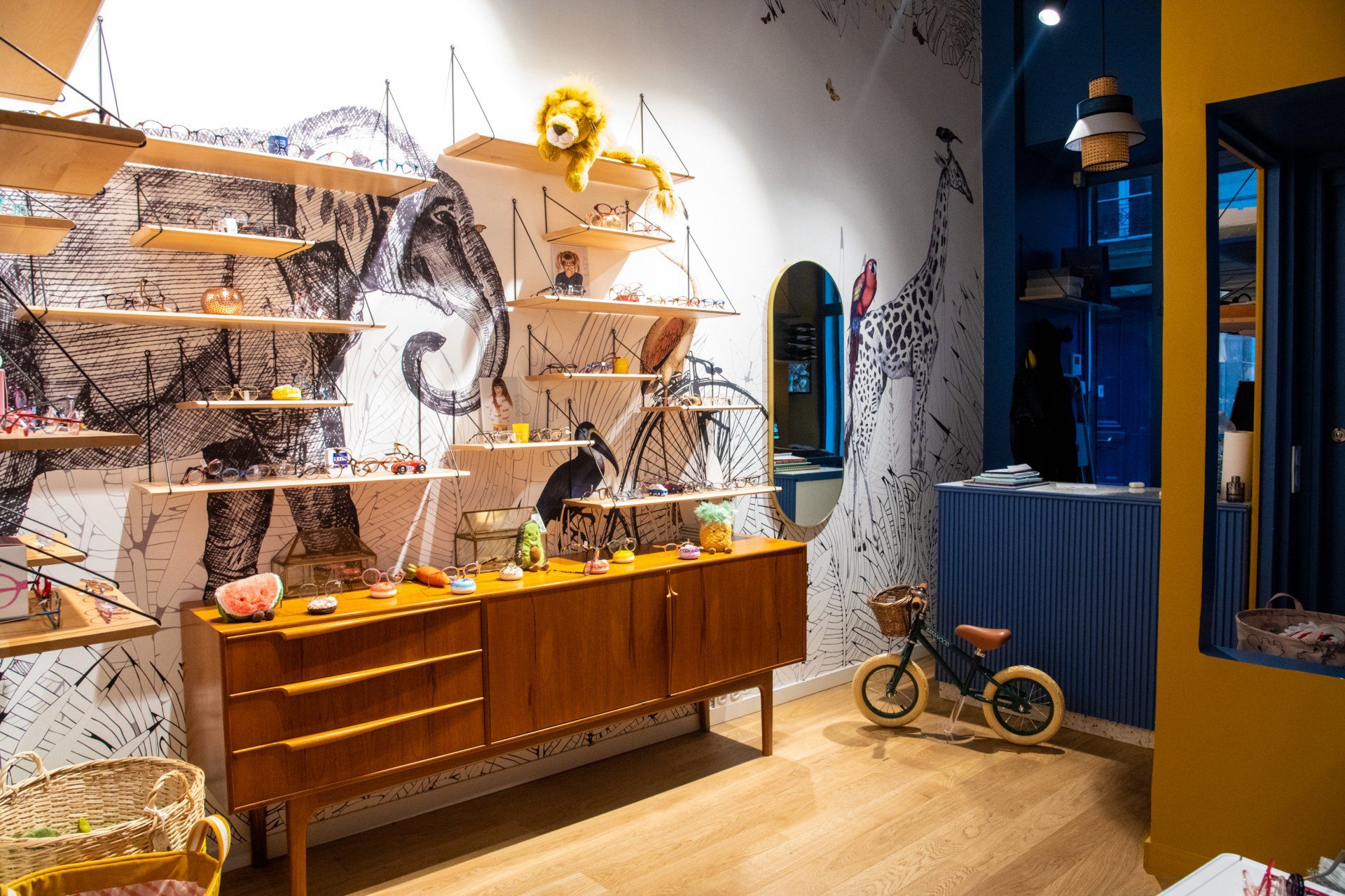 Boutique Retrovision Kids avec étagères et buffet