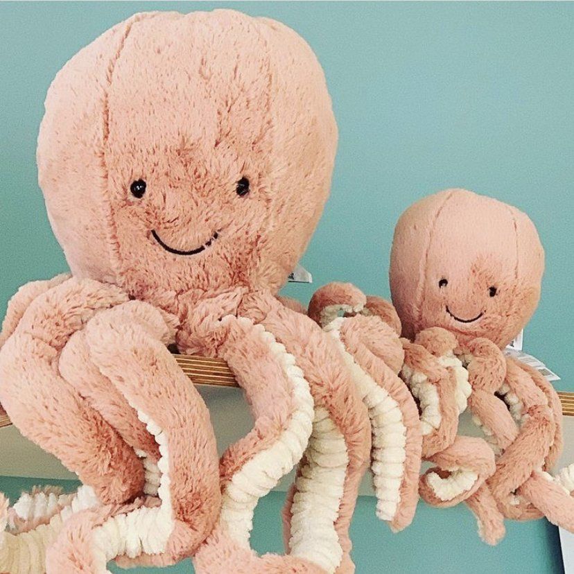 Deux peluches pieuvres posées sur une étagère