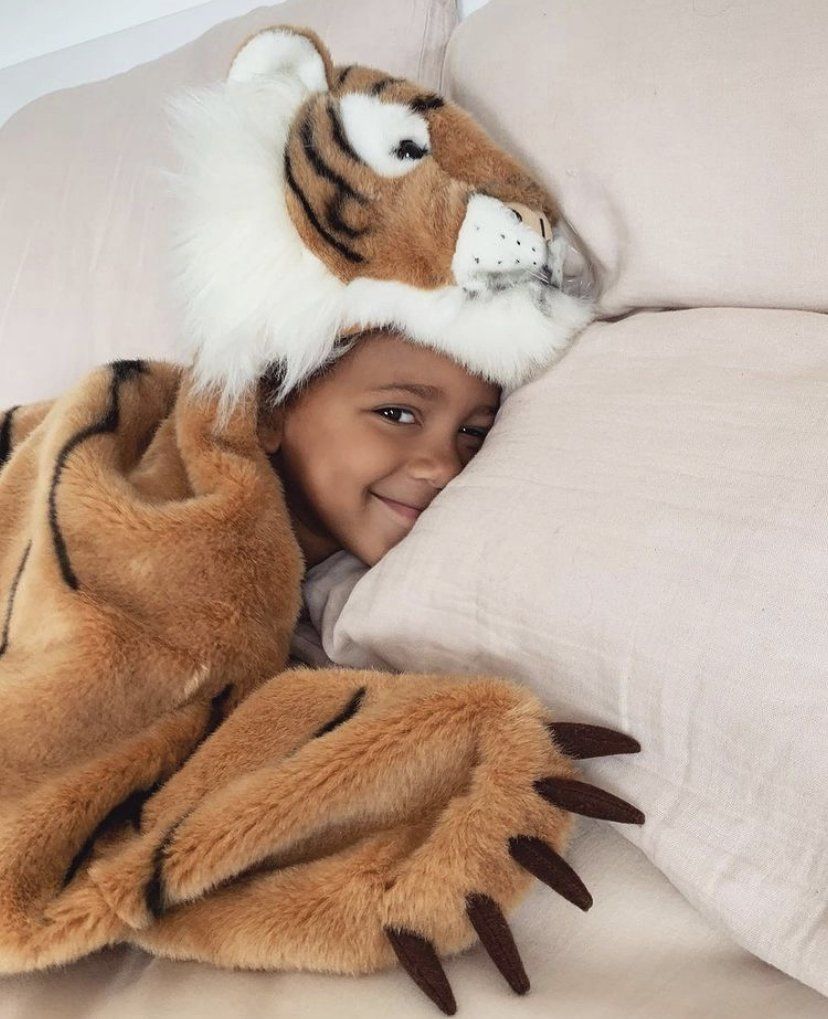 Enfant allongé sur un canapé et déguisé en tigre