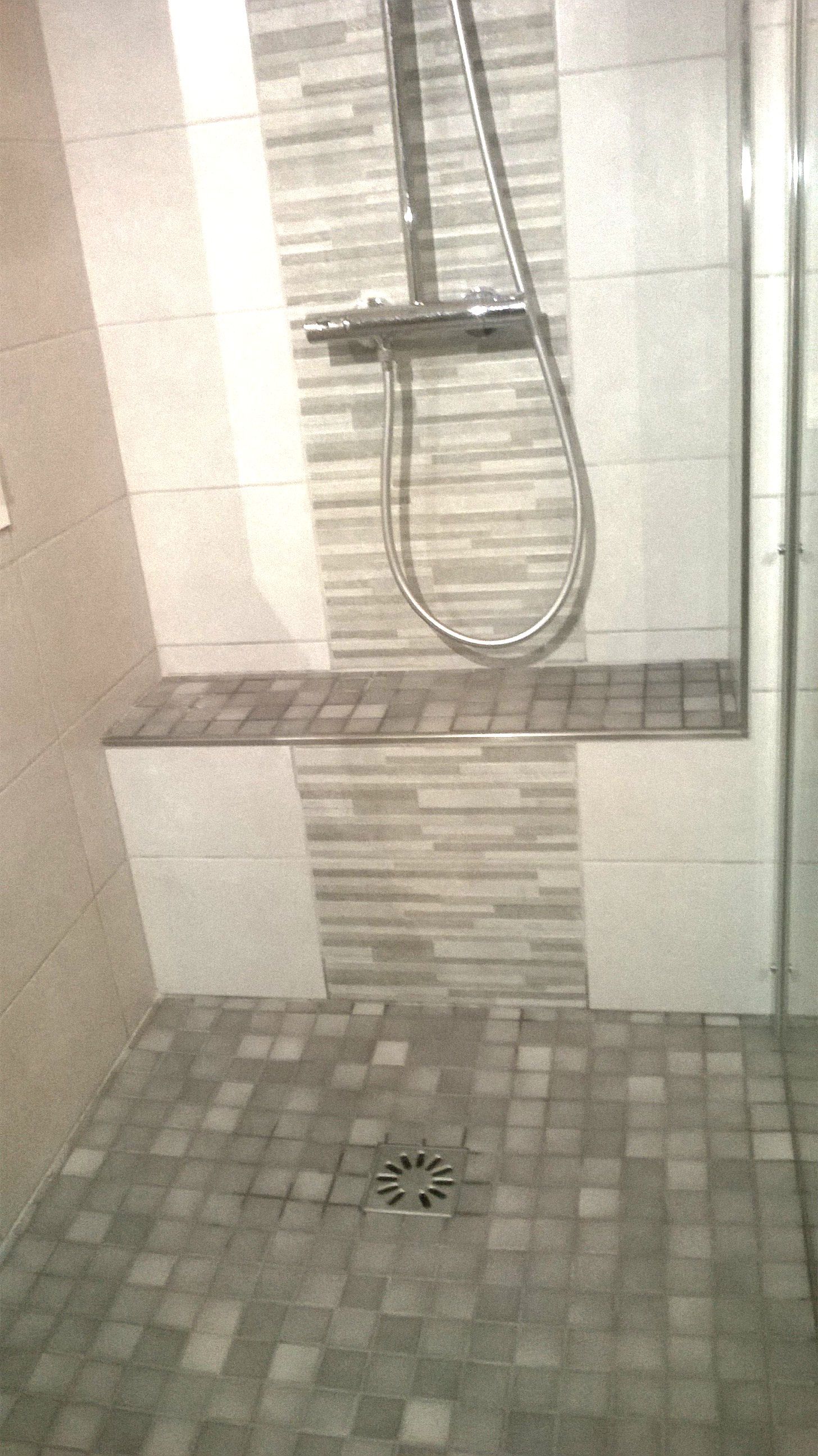 Douche a fond et banc carrelé