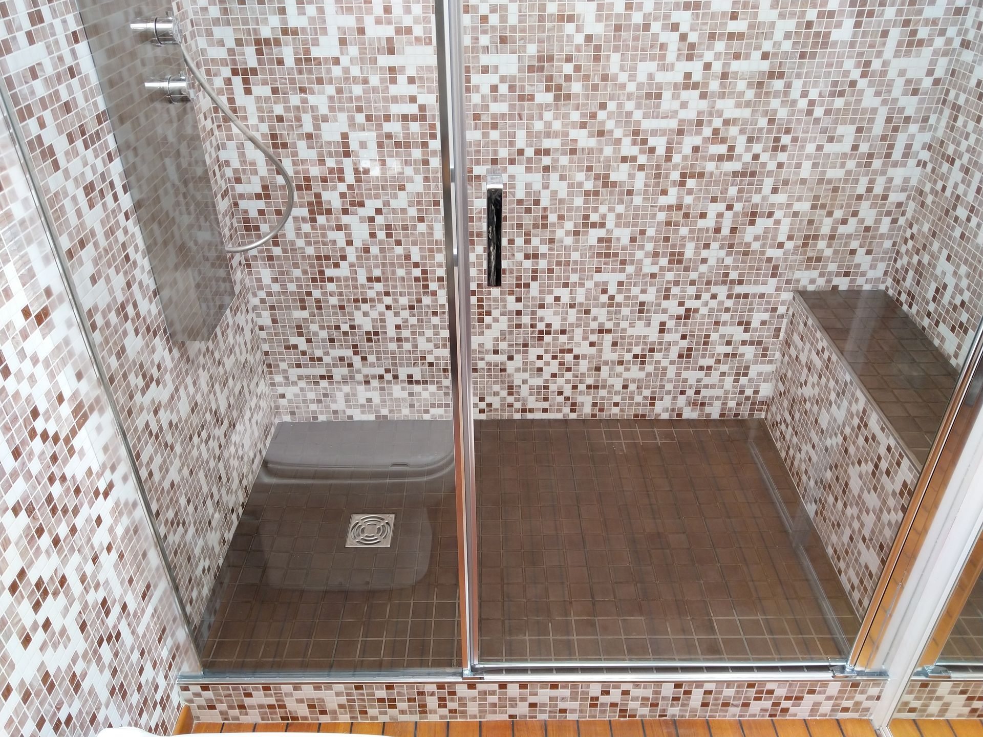 Rénovation de douche, fond carrelé wengé et pates de verre cuivrée