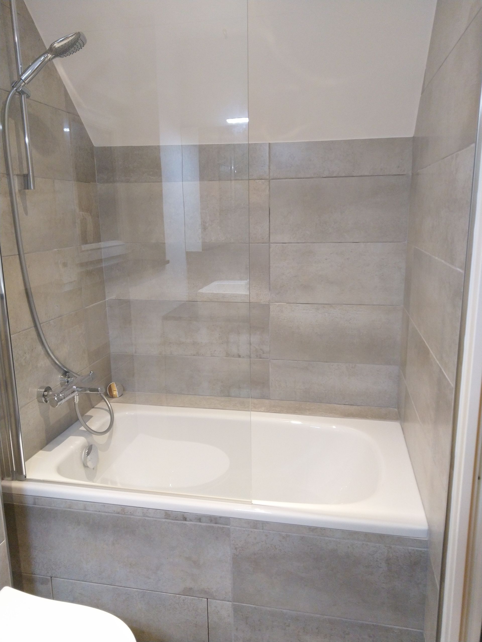 Petite baignoire dans salle de bain compacte