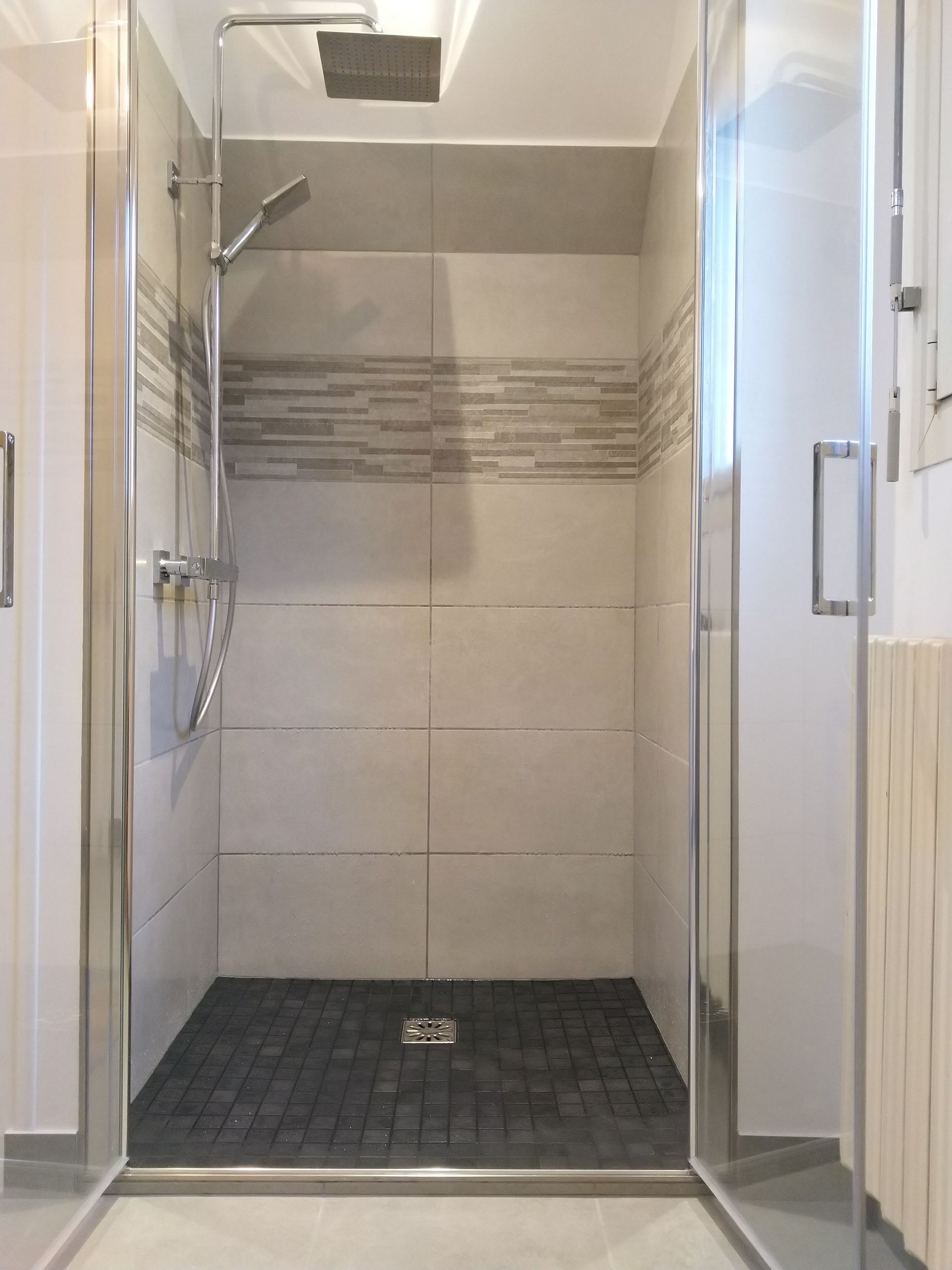 Douche a fond carrelé