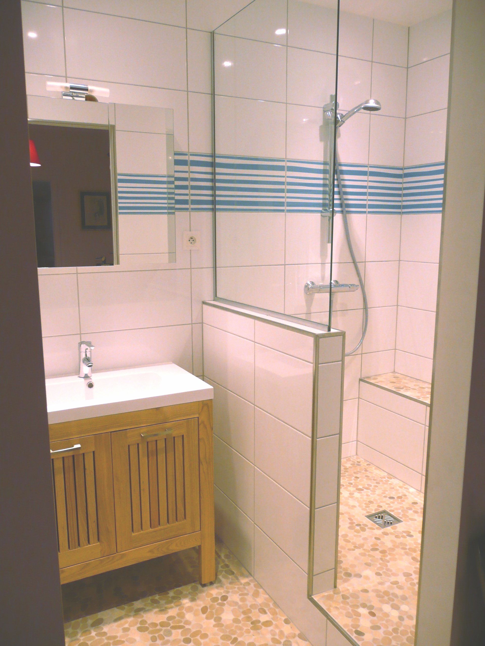 Douche a fond carrelé