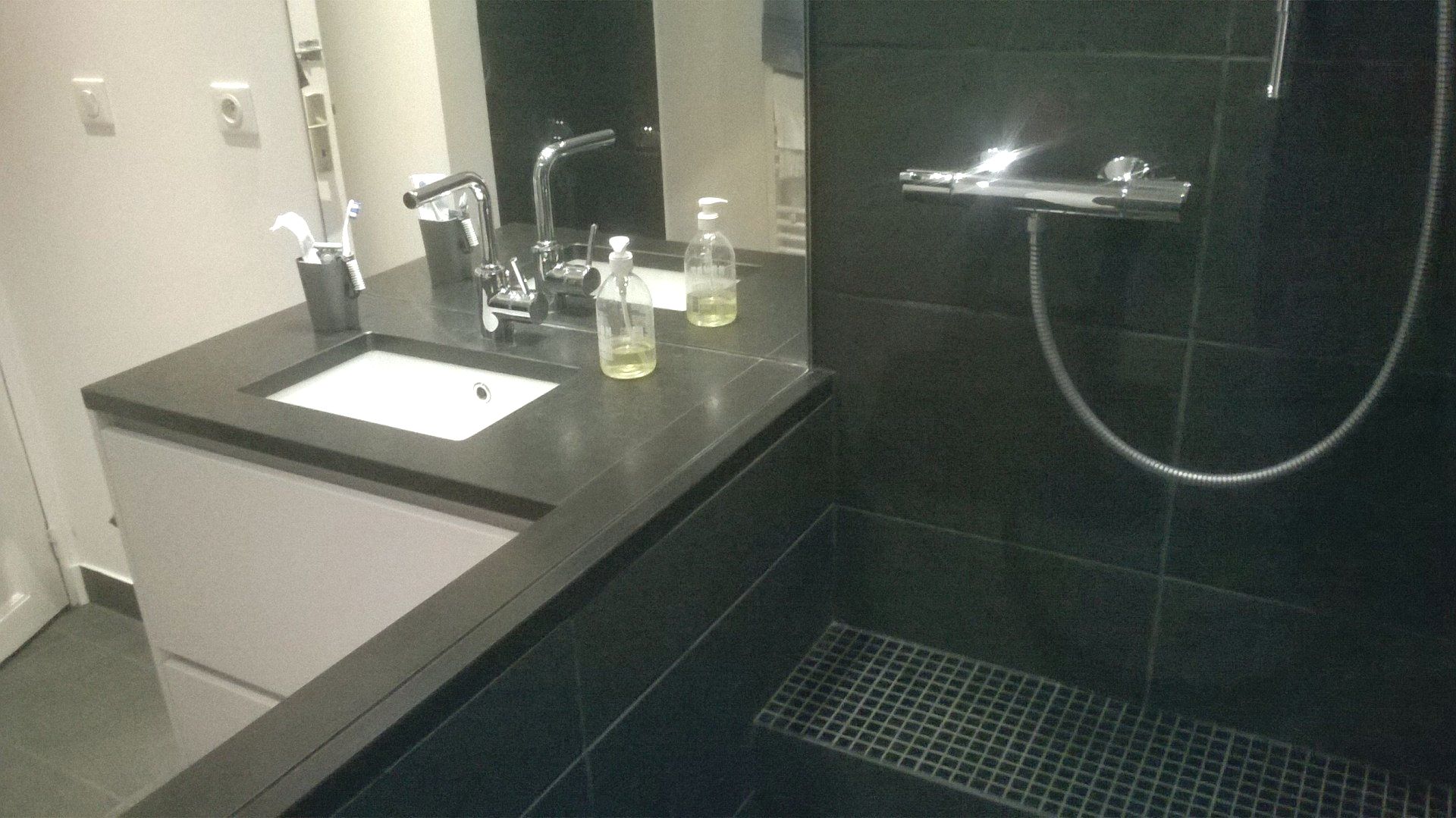 Salle de bains gris anthracite