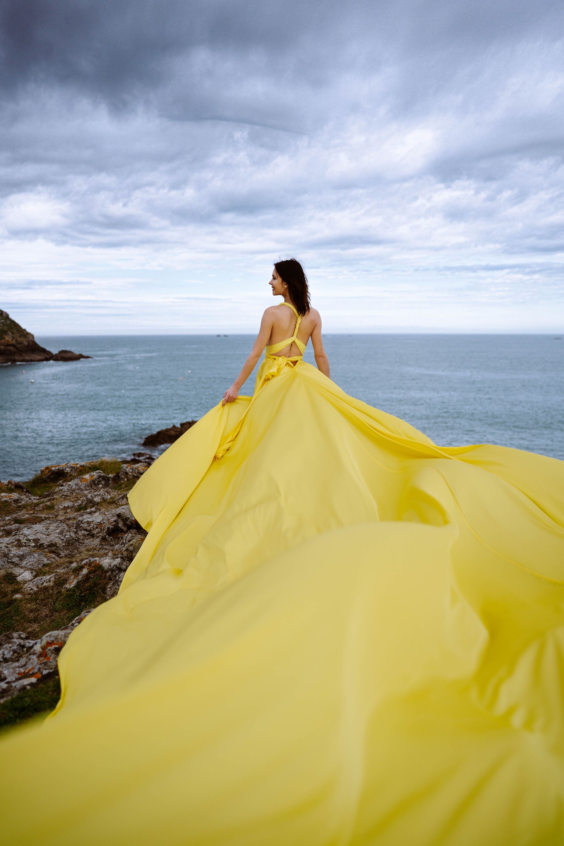 Une femme en robe rouge est assise à une table avec une petite fille en robe rouge.