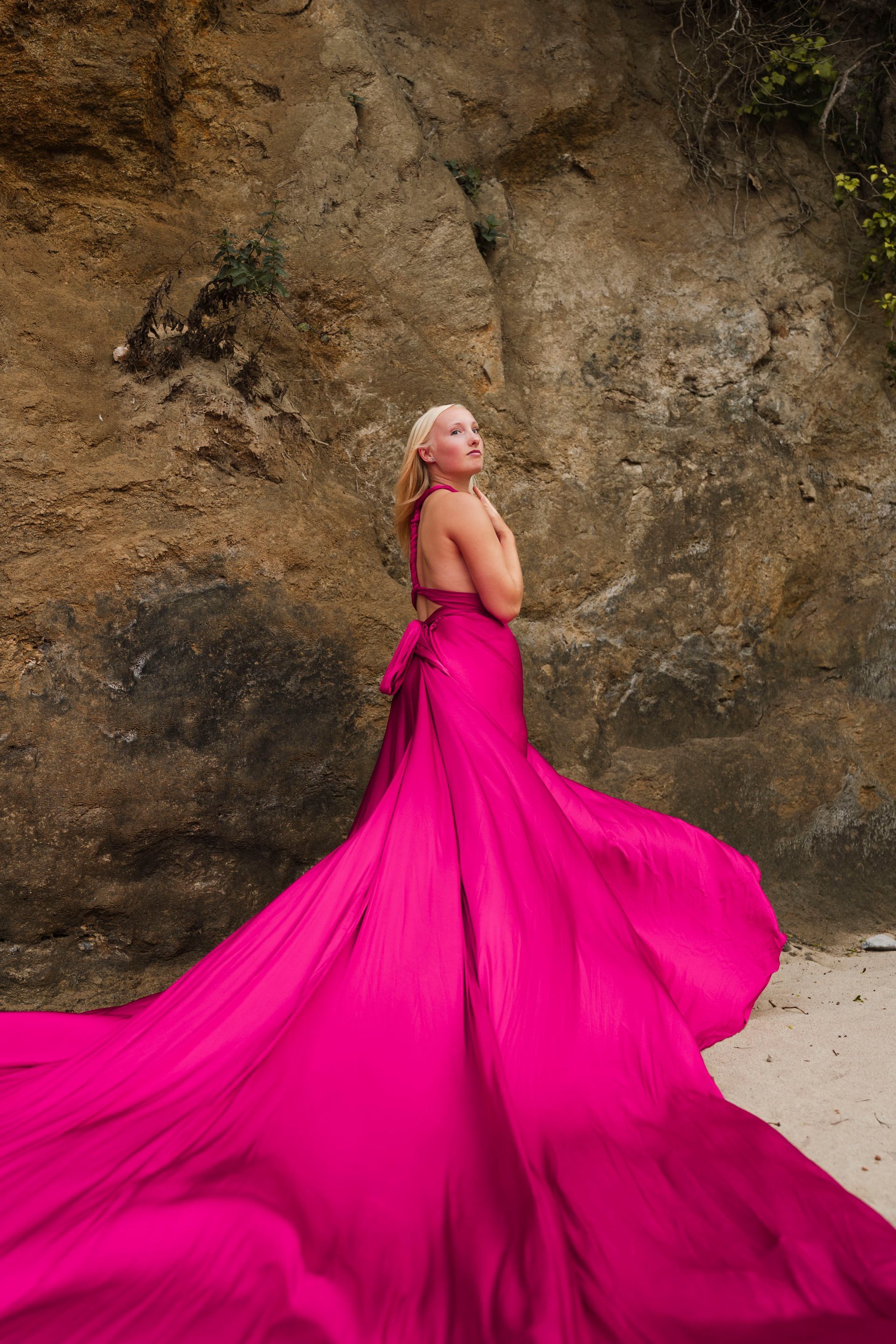 Une femme en robe bleue se tient dans l'herbe