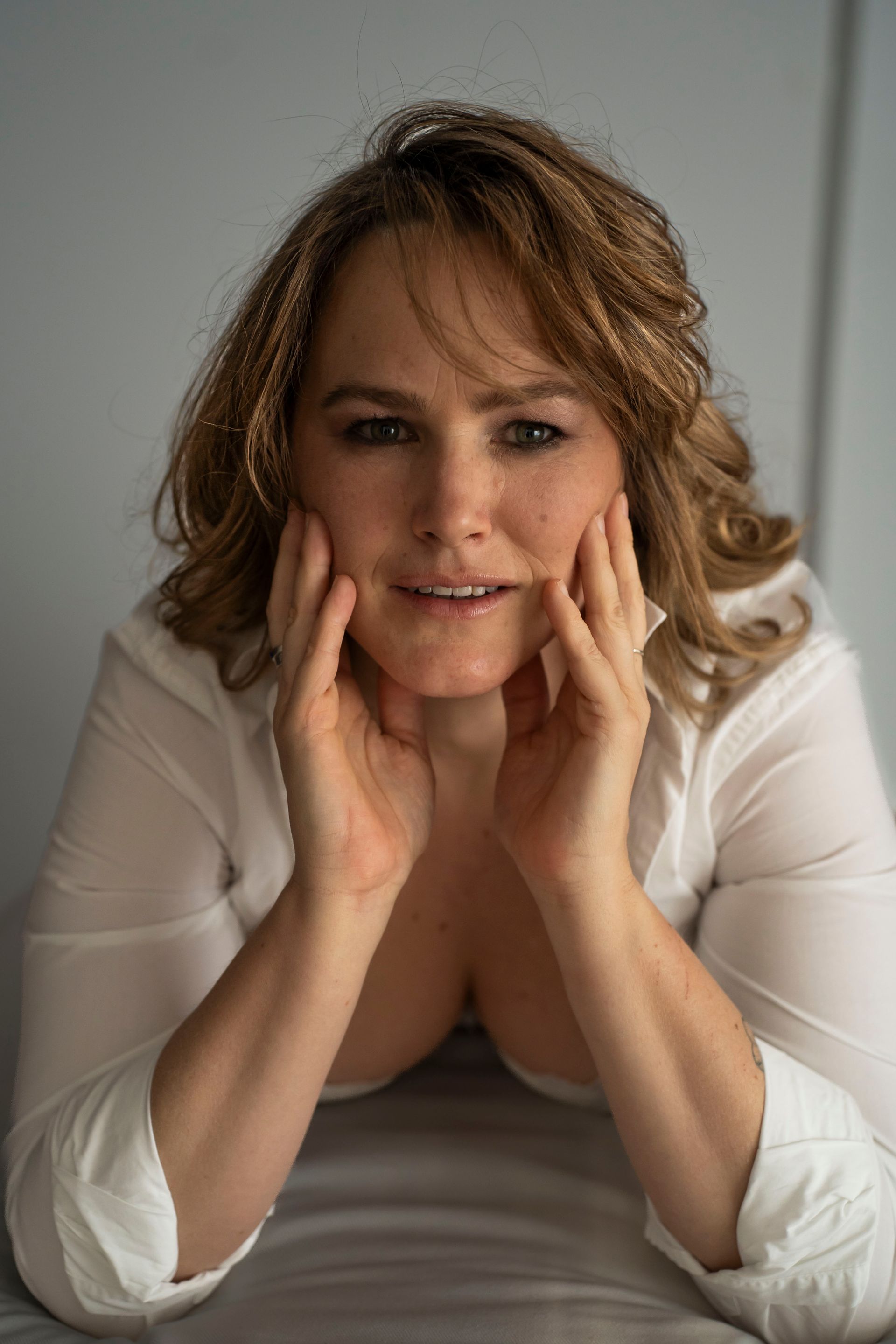 Une photo en noir et blanc d'une femme en robe à pois