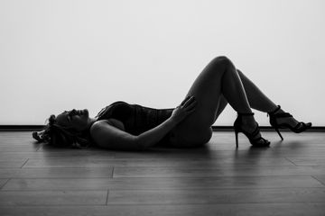 Une photo en noir et blanc d'une femme allongée sur le sol.