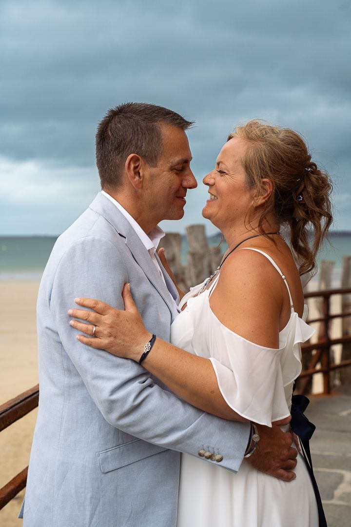 Une mariée donne un morceau de gâteau à son père le jour de son mariage.