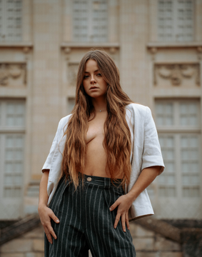 Une femme avec une chemise blanche