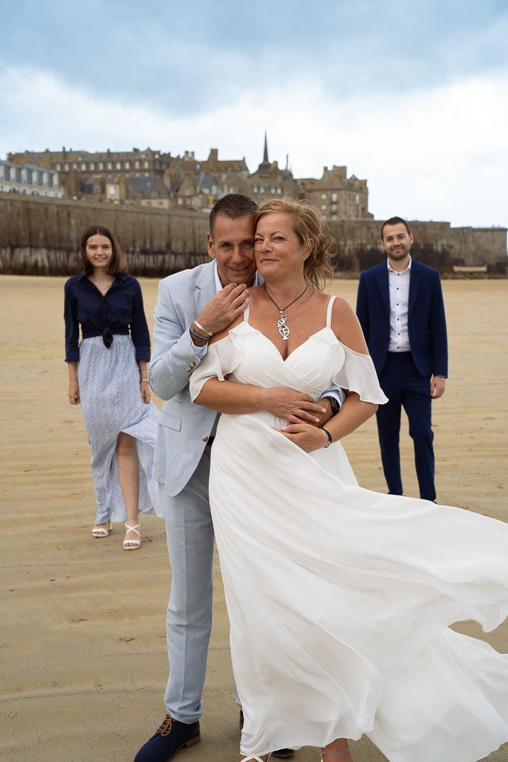 Une mariée et un marié dansent ensemble à leur réception de mariage.