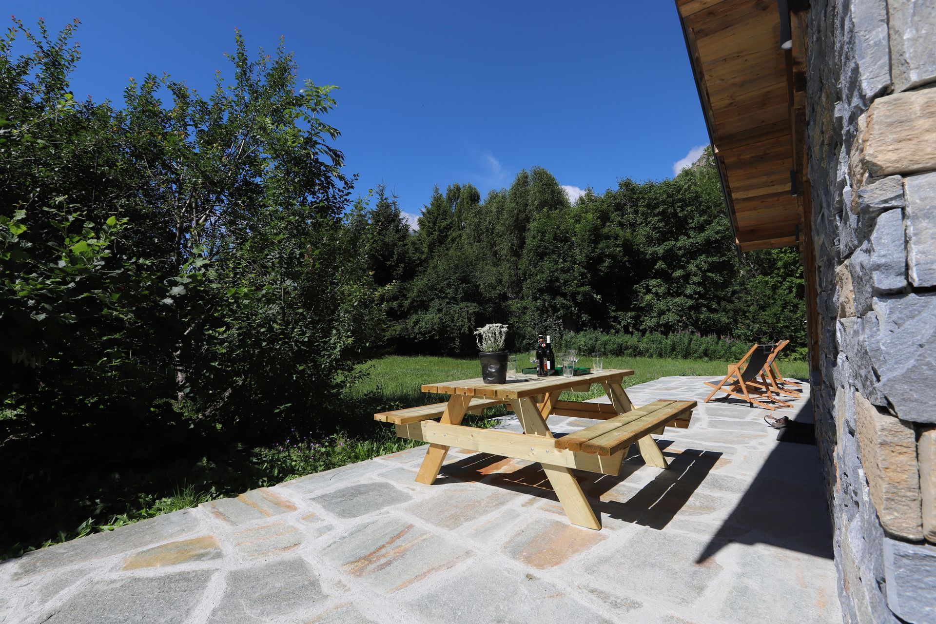 Table sur une terrasse