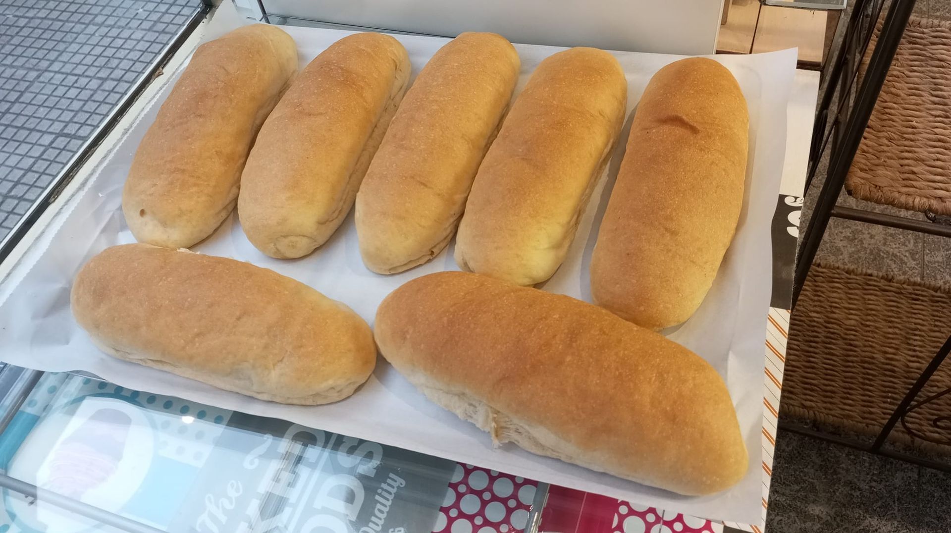 Varios panecillos dorados sobre una bandeja forrada con toallas de papel.
