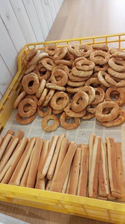 Bandeja amarilla con una variedad de bocadillos 