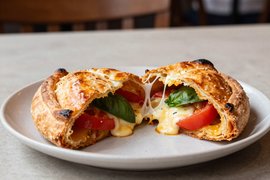 Calzone italiano dorato e filante