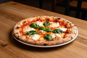 Pizza margherita artigianale servita al tavolo