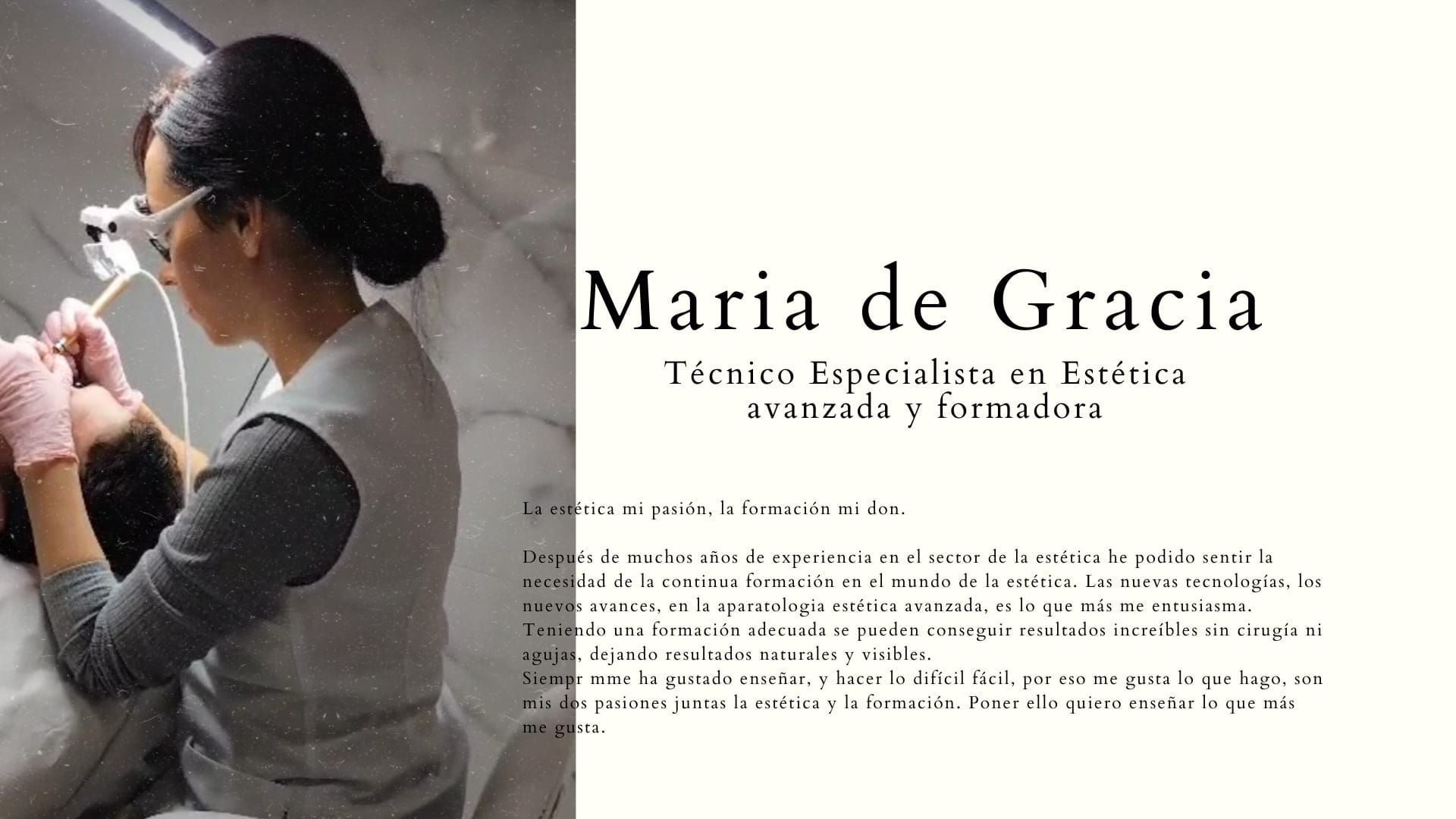 María de Gracia, una médica española con bata blanca, examina a un paciente en un entorno clínico.