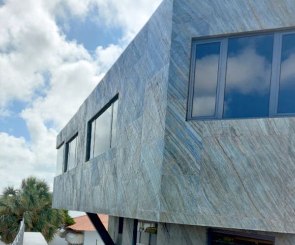 Un edificio con muchas ventanas y un cielo azul al fondo.