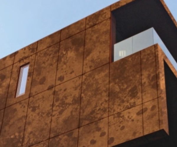 Un edificio marrón con un balcón y una ventana.