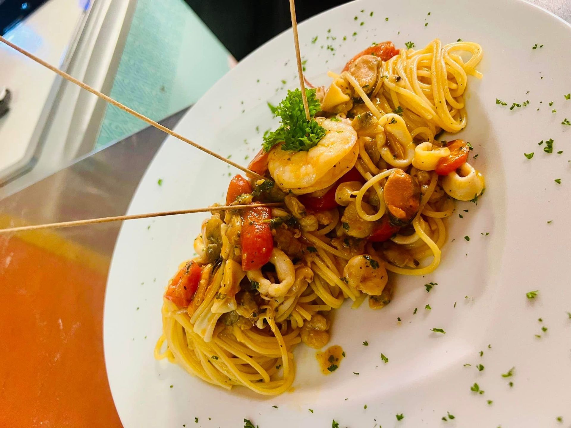 Ein Teller Nudeln mit Fleisch und Käse auf einem Tisch.