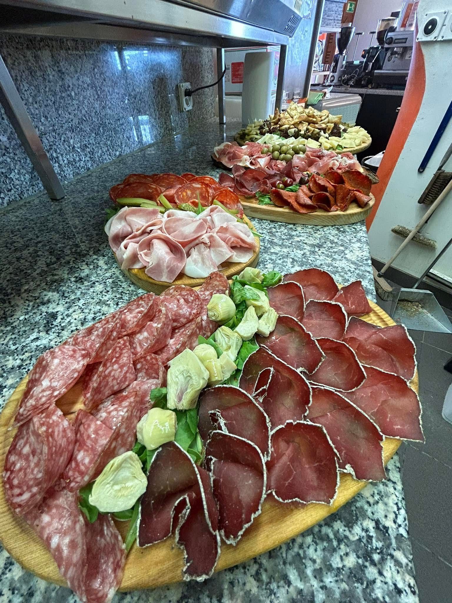 Eine Schüssel Suppe mit einem Löffel und einem Glas Wasser auf einem Tisch.
