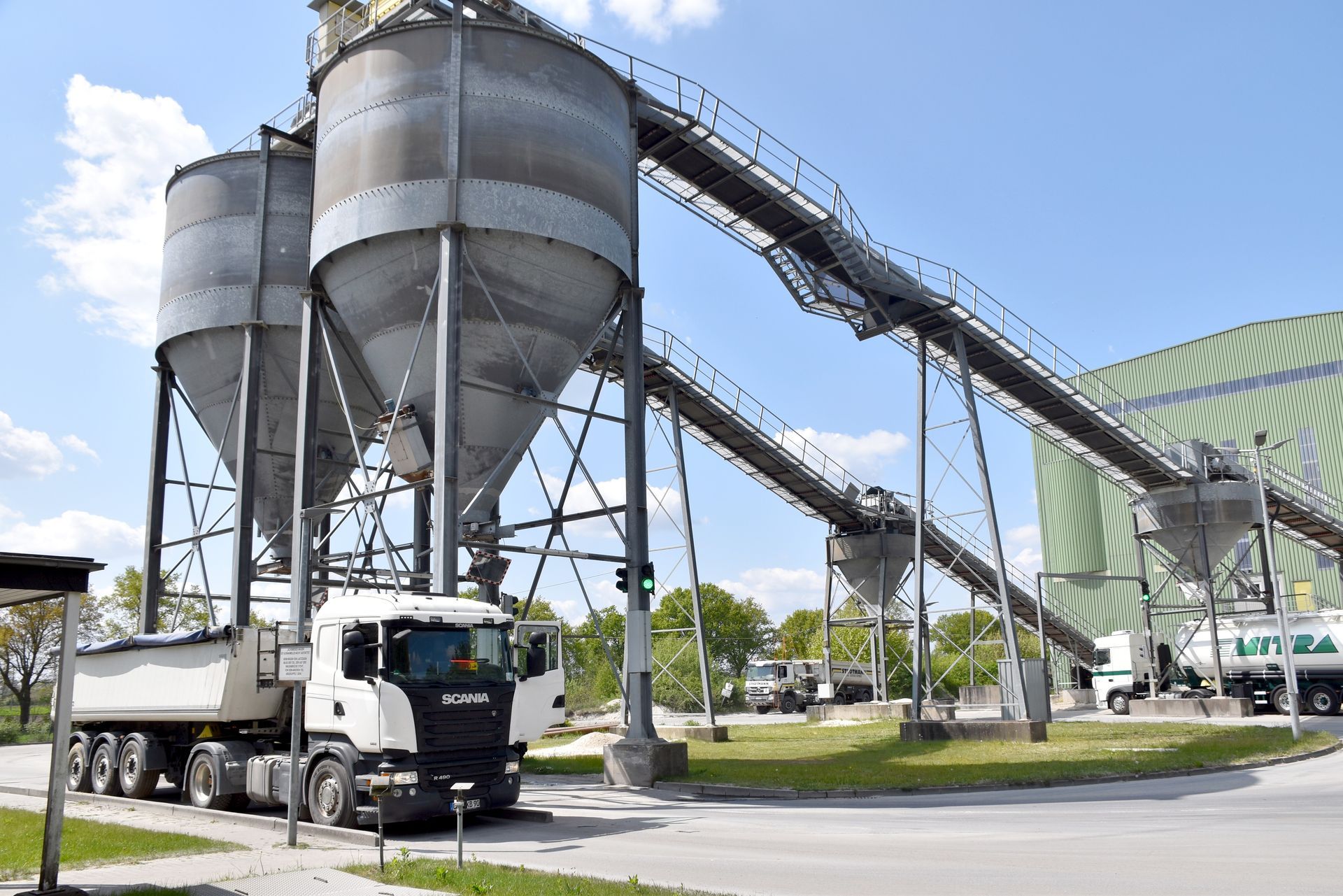 Vor einer Zementfabrik parkt ein Muldenkipper.