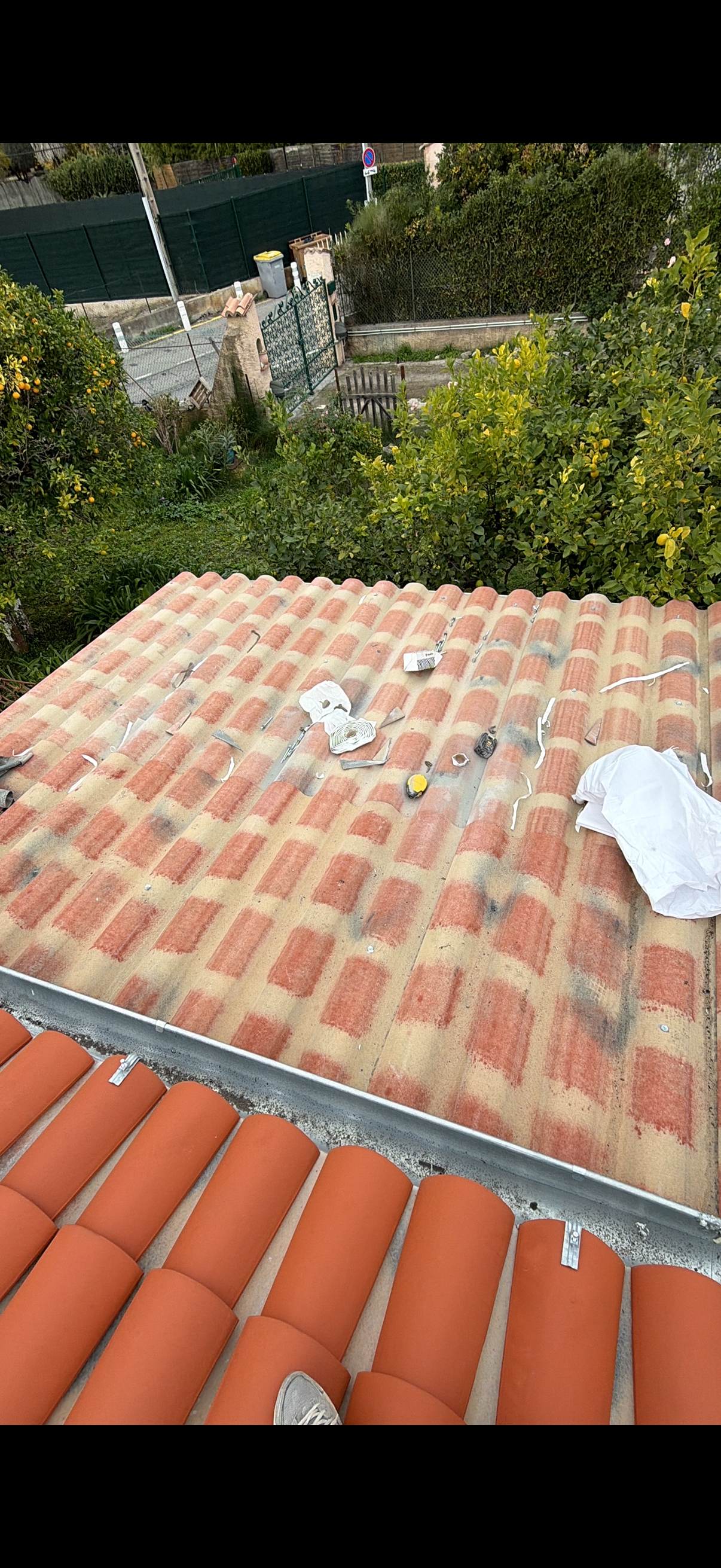 Toit en tuiles avec outils et habillage en zinc.