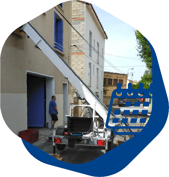 Une intervention de levage dans une ruelle
