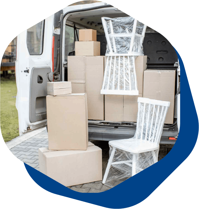 Une camionnette remplie de cartons et de meubles