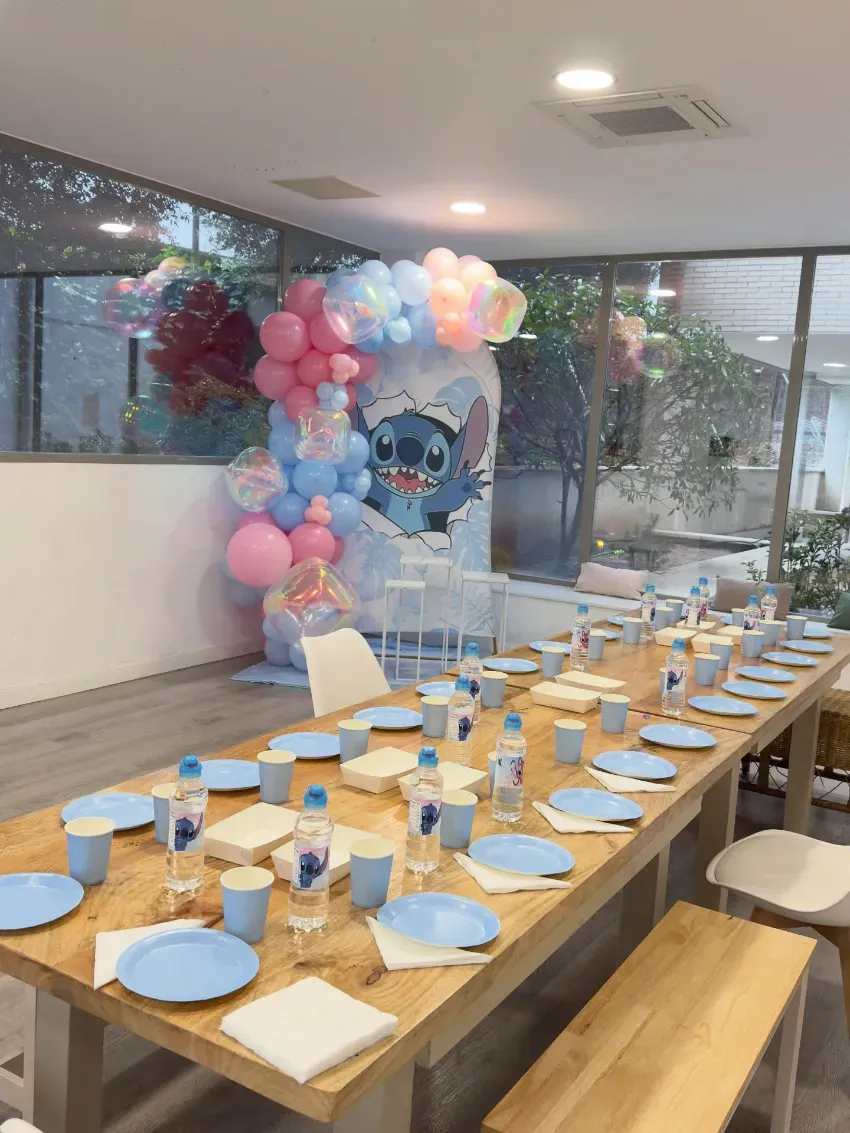 Fondo azul y blanco para bautizo con globos y una cruz dorada que dice 